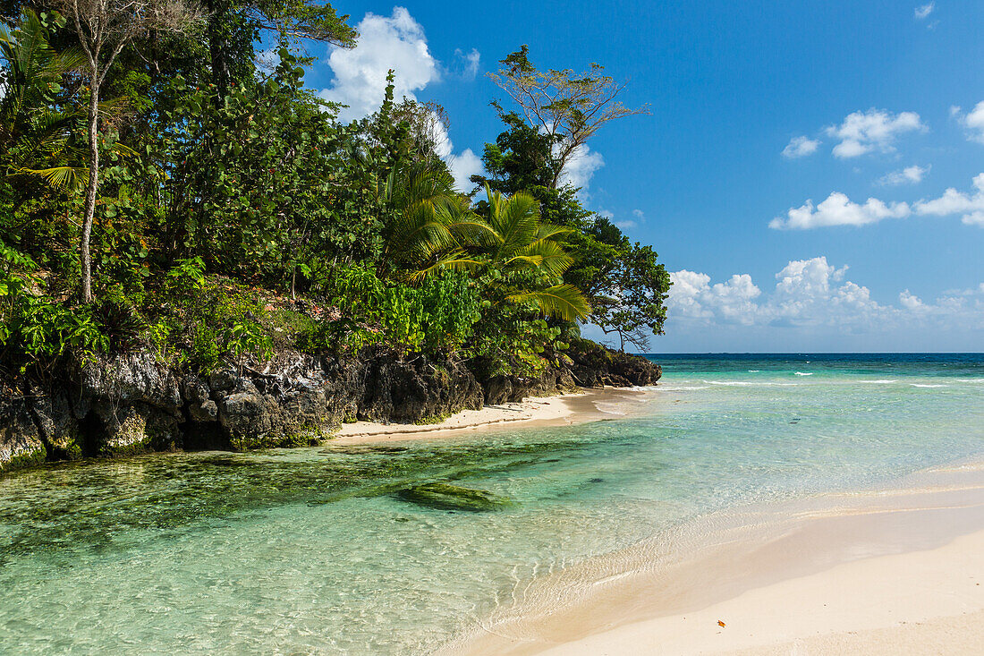 Klares Wasser des Cano Frio, der am Strand von Rincon auf der Halbinsel Samana in der Dominikanischen Republik in den Atlantischen Ozean fließt