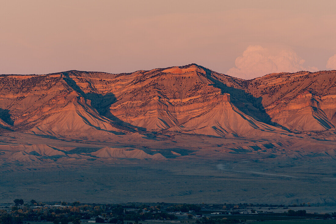 Die Book Cliffs und das Grand Valley in der Nähe von Fruita, Colorado bei Sonnenuntergang
