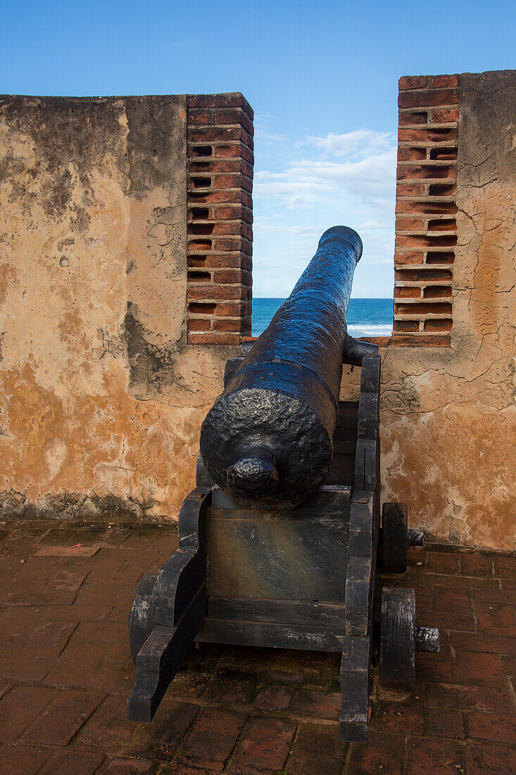 Eine koloniale spanische Kanone überblickt den Atlantischen Ozean in Fortaleza San Felipe, heute ein Museum in Puerto Plata, Dominikanische Republik