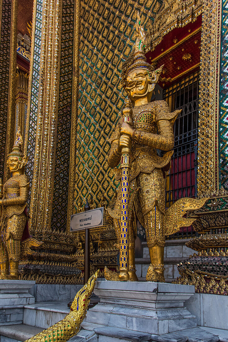 Eine Yaksha-Wächterstatue am Phra Mondhop auf dem Gelände des Grand Palace in Bangkok, Thailand. Ein Yaksha oder Yak ist in der thailändischen Überlieferung ein riesiger Schutzgeist.