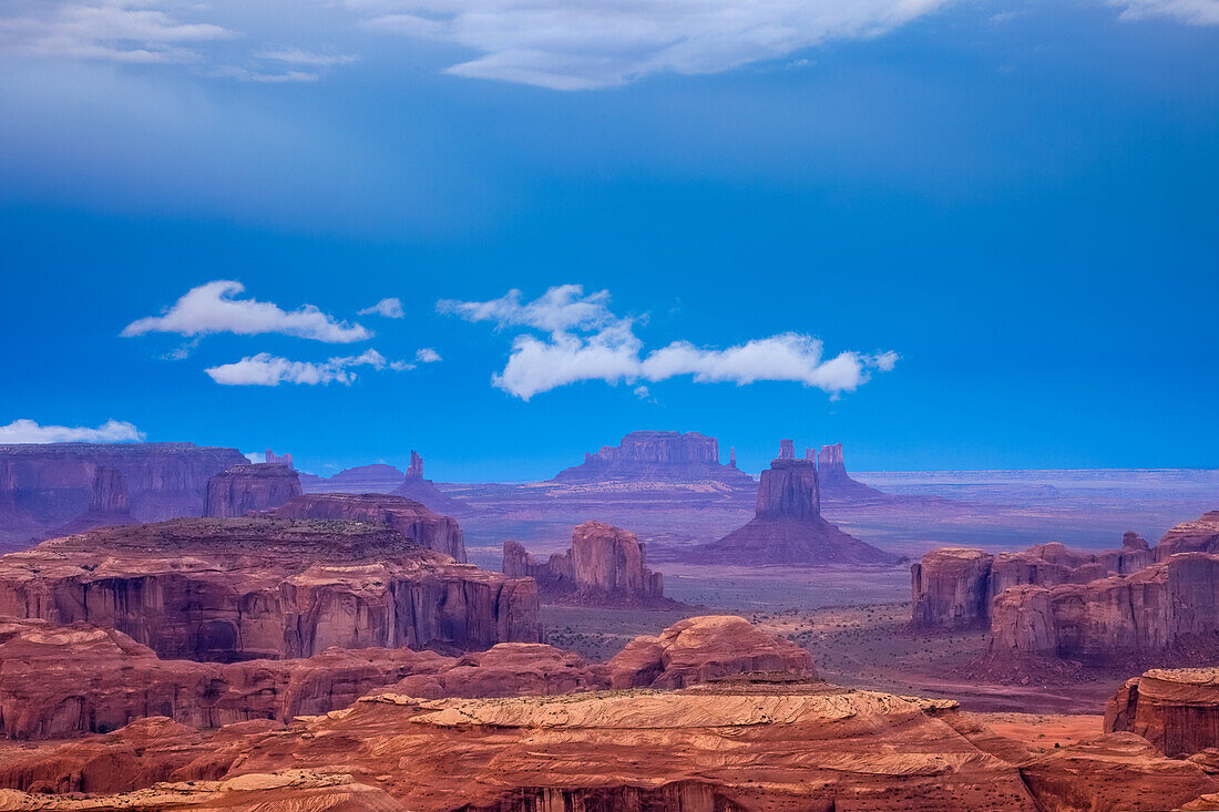 Stürmische Wolken bei Sonnenaufgang im Monument Valley Navajo Tribal Park in Arizona. Blick von Hunt's Mesa