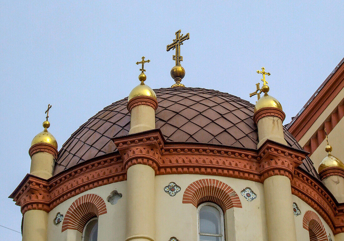 Eine Kuppel und ein Kreuz auf der Kirche St. Nikolaus in der Altstadt von Vilnius, Litauen. Sie ist die älteste Kirche in Litauen. Ein UNESCO-Weltkulturerbe