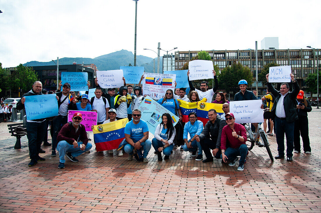 Venezolanische Bürger in Bogota, Kolumbien, protestieren für die Präsidentschaftskandidatur der venezolanischen Oppositionsführerin Maria Corina Machado bei den Präsidentschaftswahlen, nachdem sie disqualifiziert wurde, am 4. Februar 2024