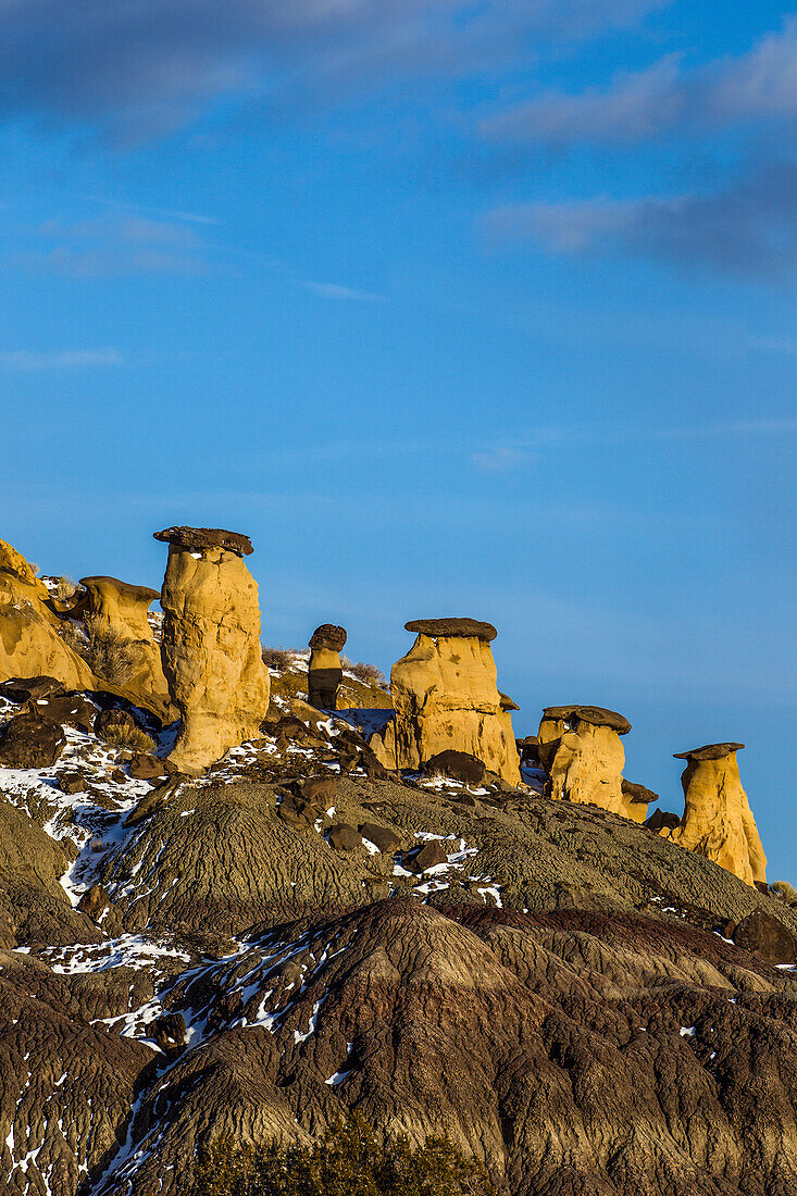 Sandstein-Hoodoos auf Badlands-Schiefergestein im Winter im Nordwesten New Mexicos bei Nageezi im San Juan Basin