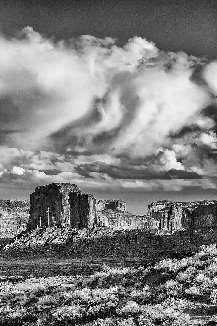 Wolken über Elephant Butte, einem Sandsteinmonolithen im Monument Valley Navajo Tribal Park in Arizona