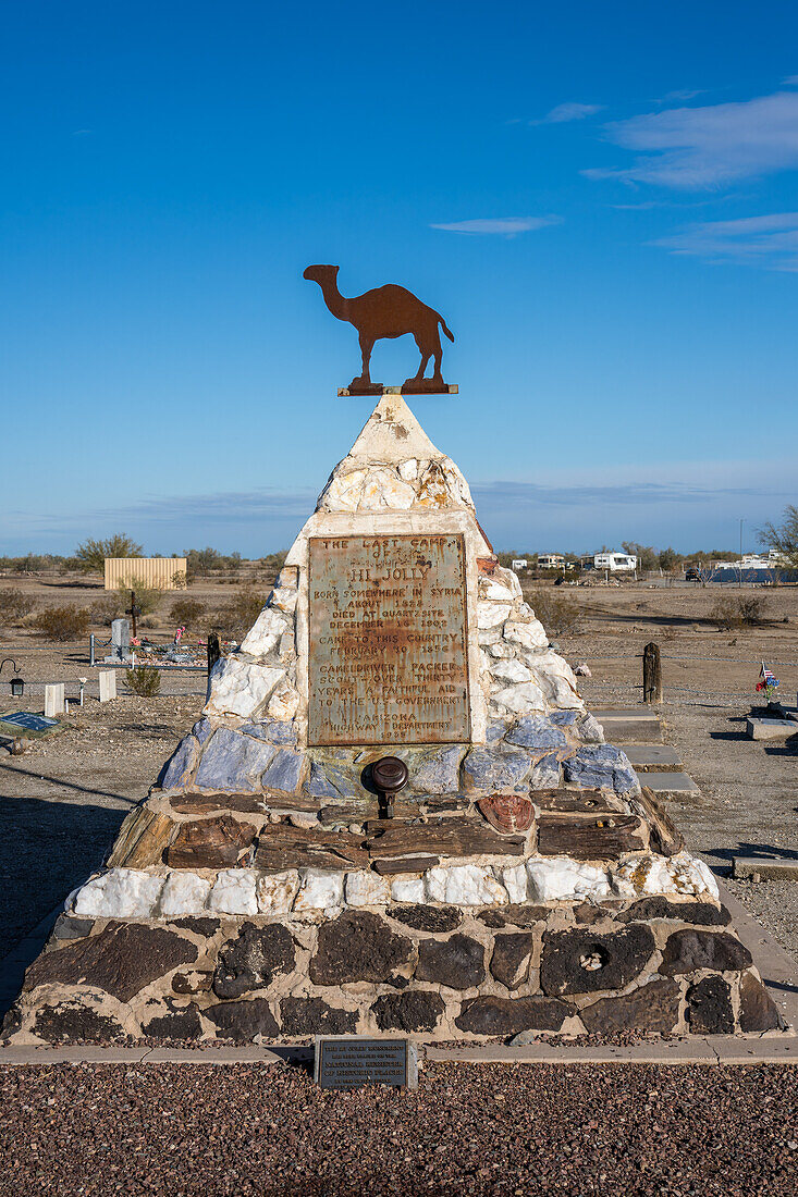 Das Grabdenkmal für Hadji Ali, oder Hi Jolly, auf dem Friedhof in Quartzsite, Arizona