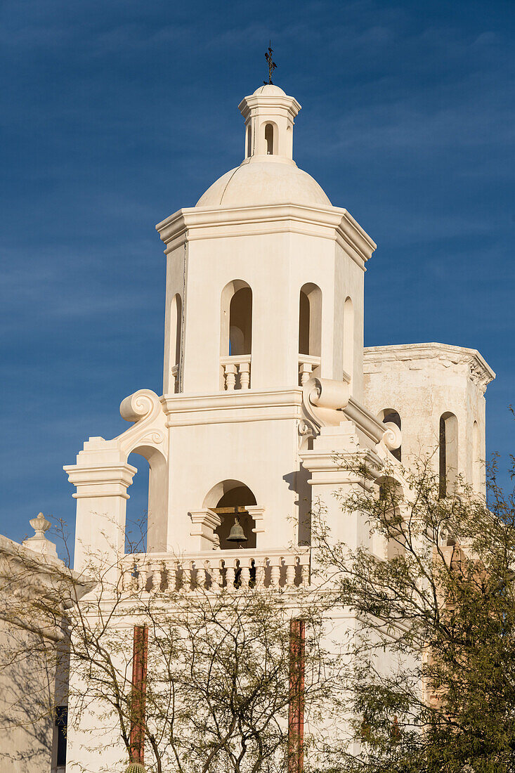 Die Glockentürme der Mission San Xavier del Bac, Tucson Arizona. Der östliche Glockenturm wurde nie fertiggestellt.