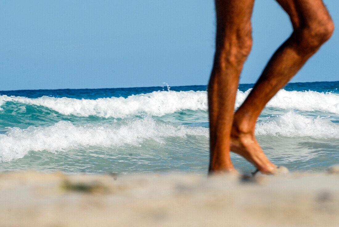 Nacktwanderer am Strand von Levante - Playa de Llevant -, Formentera