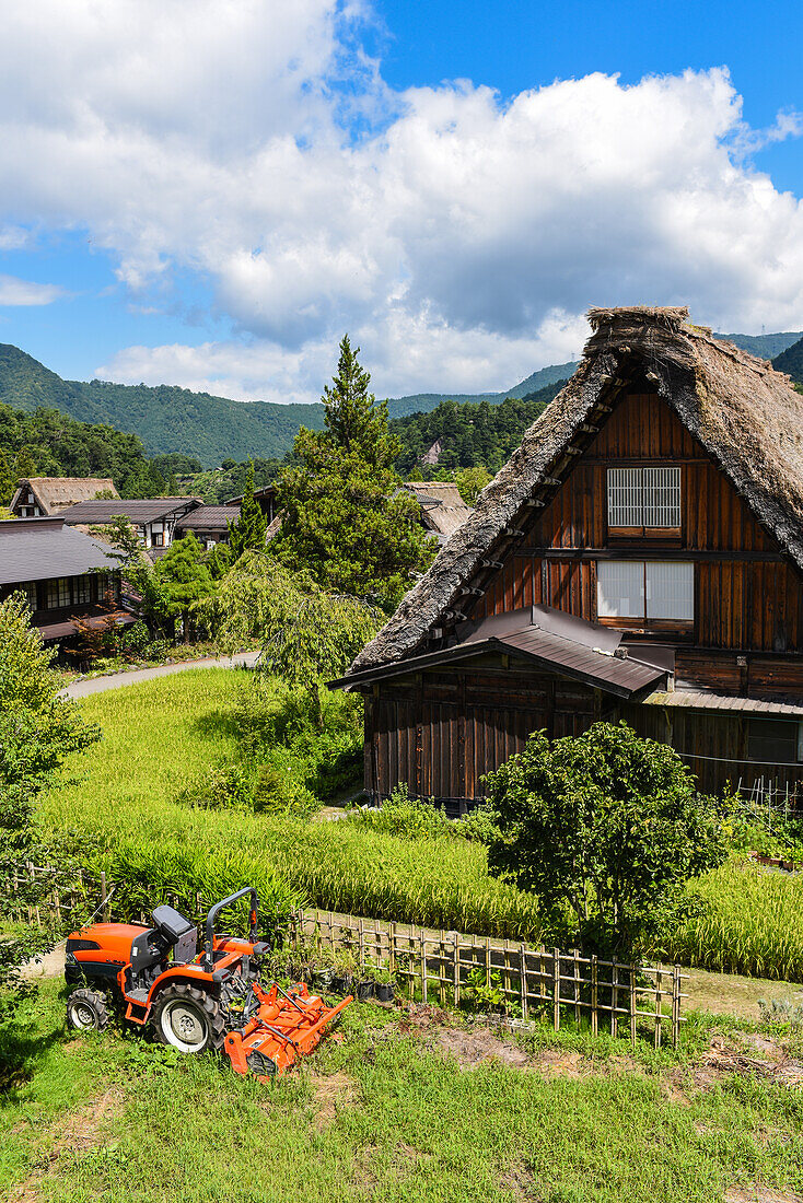 Shirakawa-go, traditionelles Dorf, das einen als gassho-zukuri bekannten Baustil zeigt, Präfektur Gifu, Japan