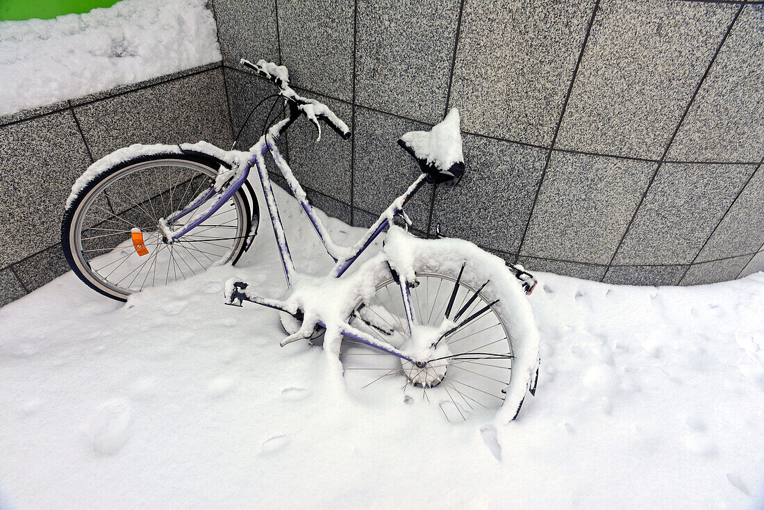 Mit Schnee bedecktes Fahrrad in Rovaniemi