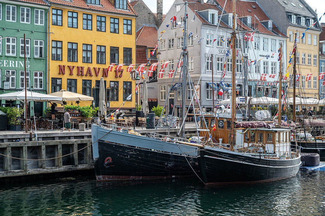 Bunte Fassade und alte Schiffe am Nyhavn-Kanal in Kopenhagen, Dänemark