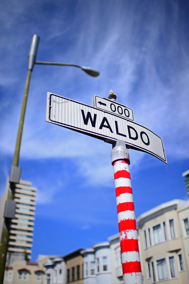Mit roten Streifen bemaltes Straßenschild Waldo in San Francisco, Kalifornien