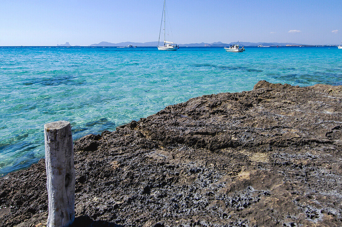 Strand und Segelboote auf Formentera, Balearen, Spanien