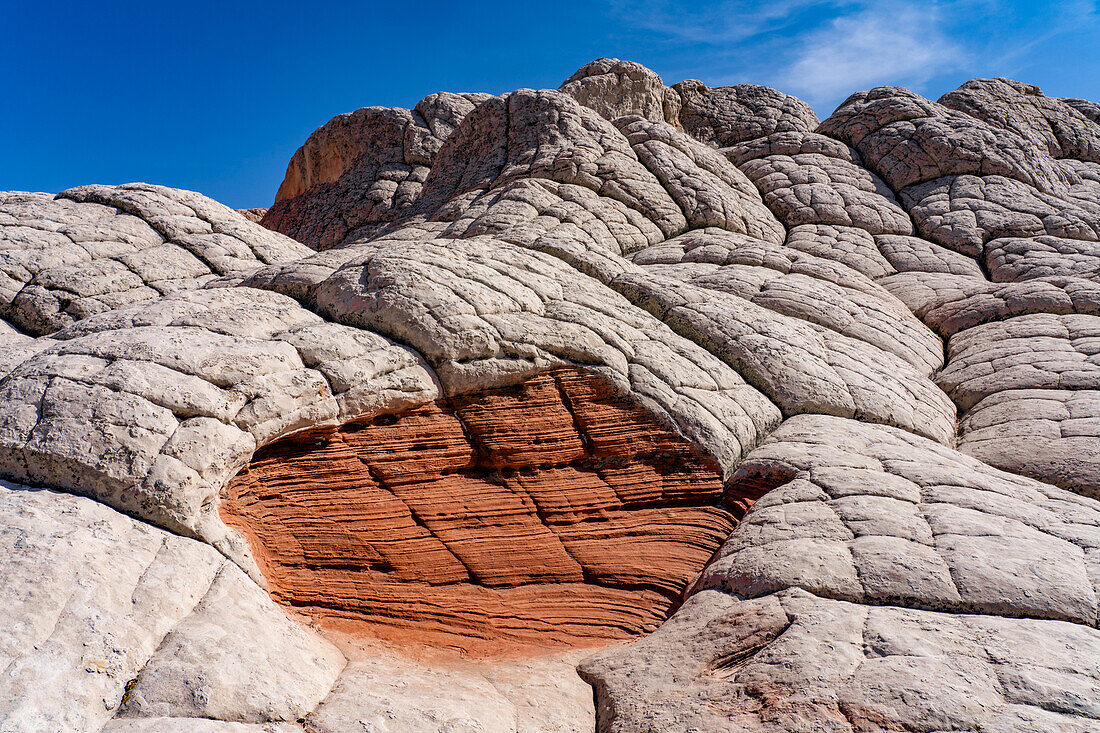 Das Drachenauge im erodierten weißen Pillow Rock oder Brain Rock Sandstein in der White Pocket, Vermilion Cliffs National Monument, Arizona. Sowohl der rote als auch der weiße Sandstein sind Navajo-Sandstein, aber der rote enthält mehr Eisenoxid