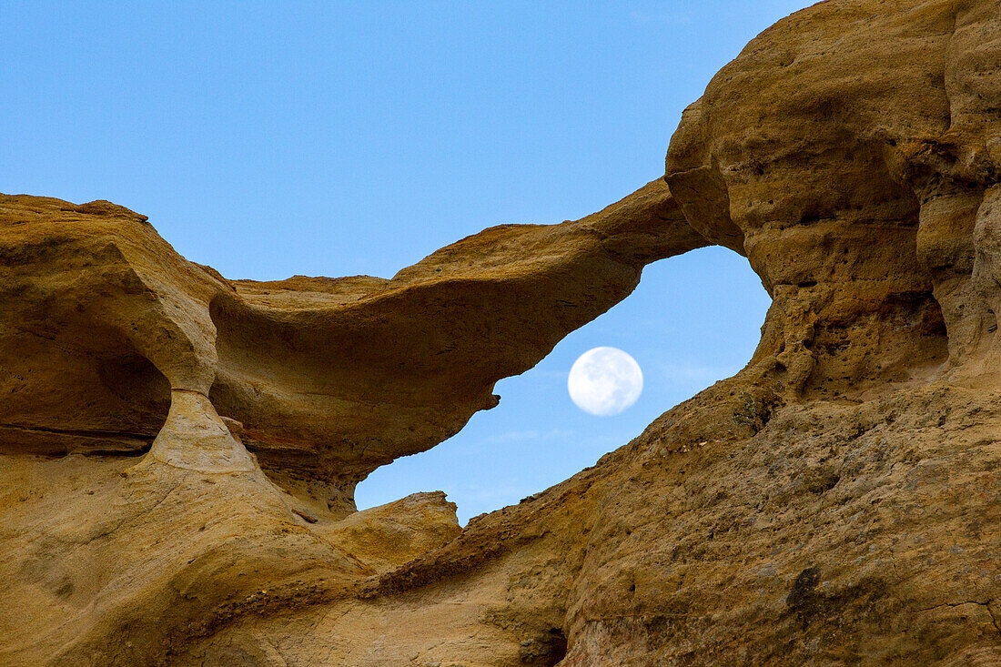 Mond und Graceful Arch in einem abgelegenen Wüstengebiet bei Aztec im Nordwesten von New Mexico