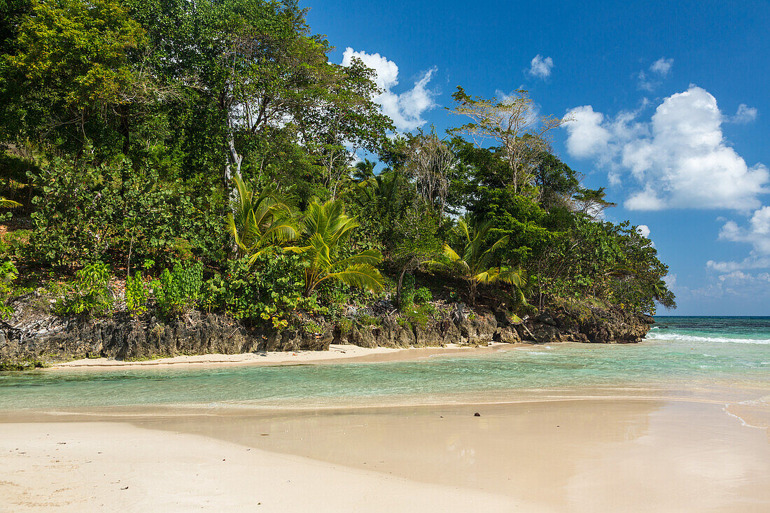 Klares Wasser des Cano Frio, der am Strand von Rincon auf der Halbinsel Samana in der Dominikanischen Republik in den Atlantischen Ozean fließt