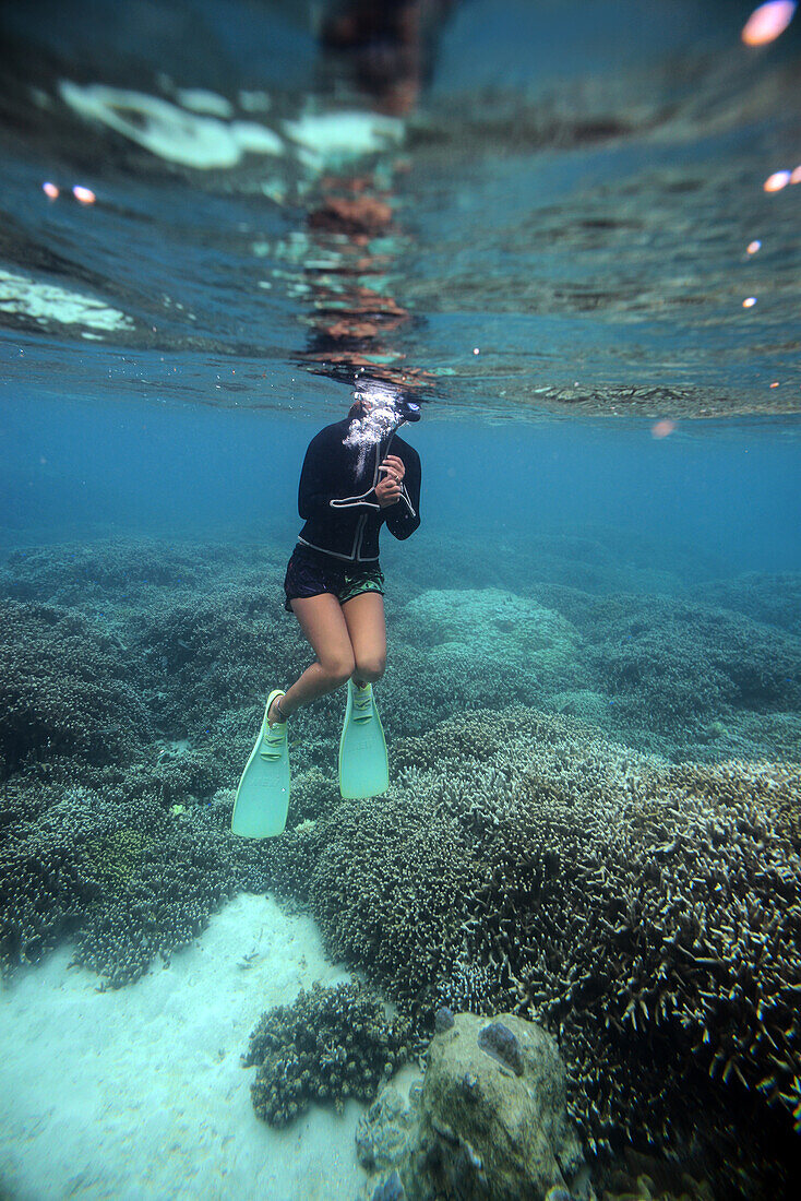 Junge Frau beim Schnorcheln in Ishigaki, Präfektur Okinawa, Japan