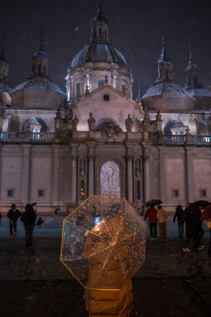 Schneefall über der Basilika El Pilar während des Sturms Juan in Zaragoza, Spanien