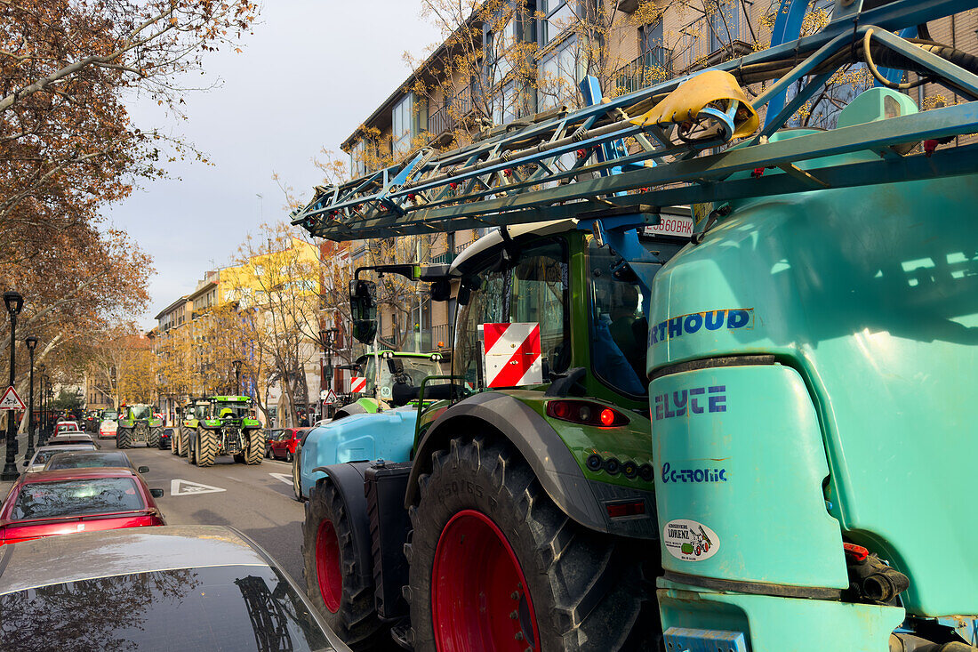 Hunderte von Traktoren blockieren mehrere Straßen in Aragonien und dringen in Zaragoza ein, um gegen EU-Verordnungen zu protestieren und mehr Hilfe von der Regierung zu fordern