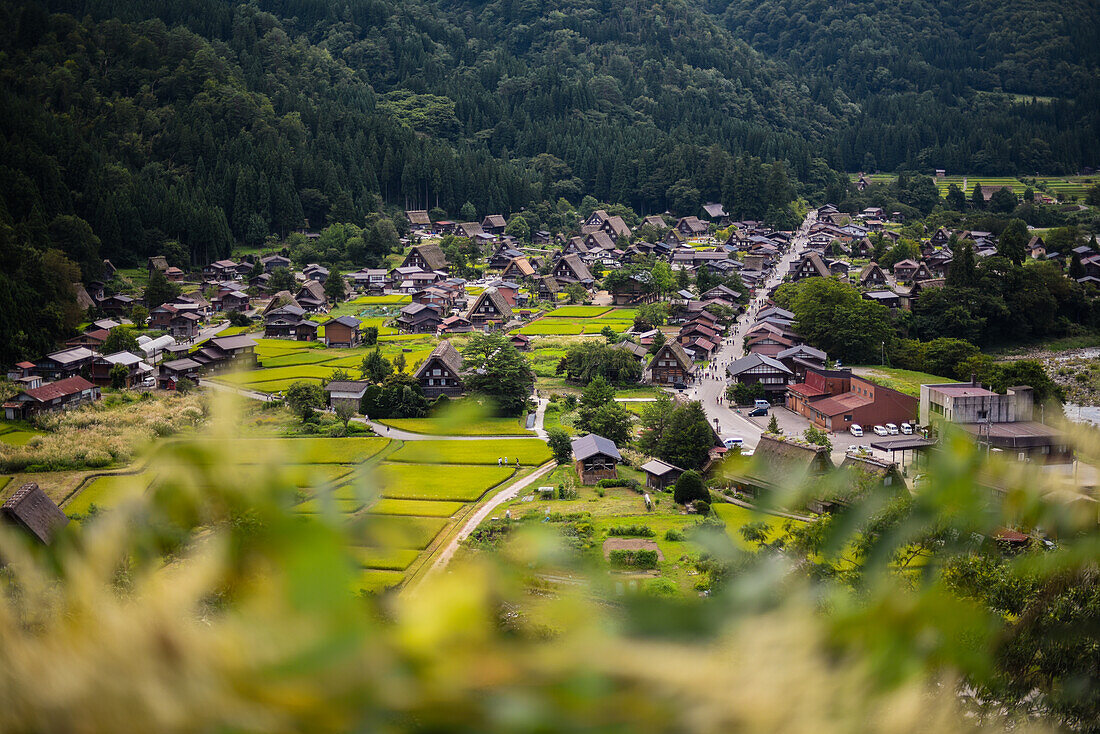 Shirakawa-go, traditionelles Dorf, das einen als gassho-zukuri bekannten Baustil zeigt, Präfektur Gifu, Japan