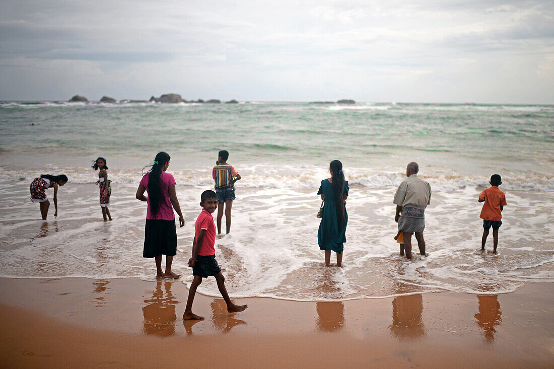 Große Familie am Strand von Hikkaduwa, Sri Lanka
