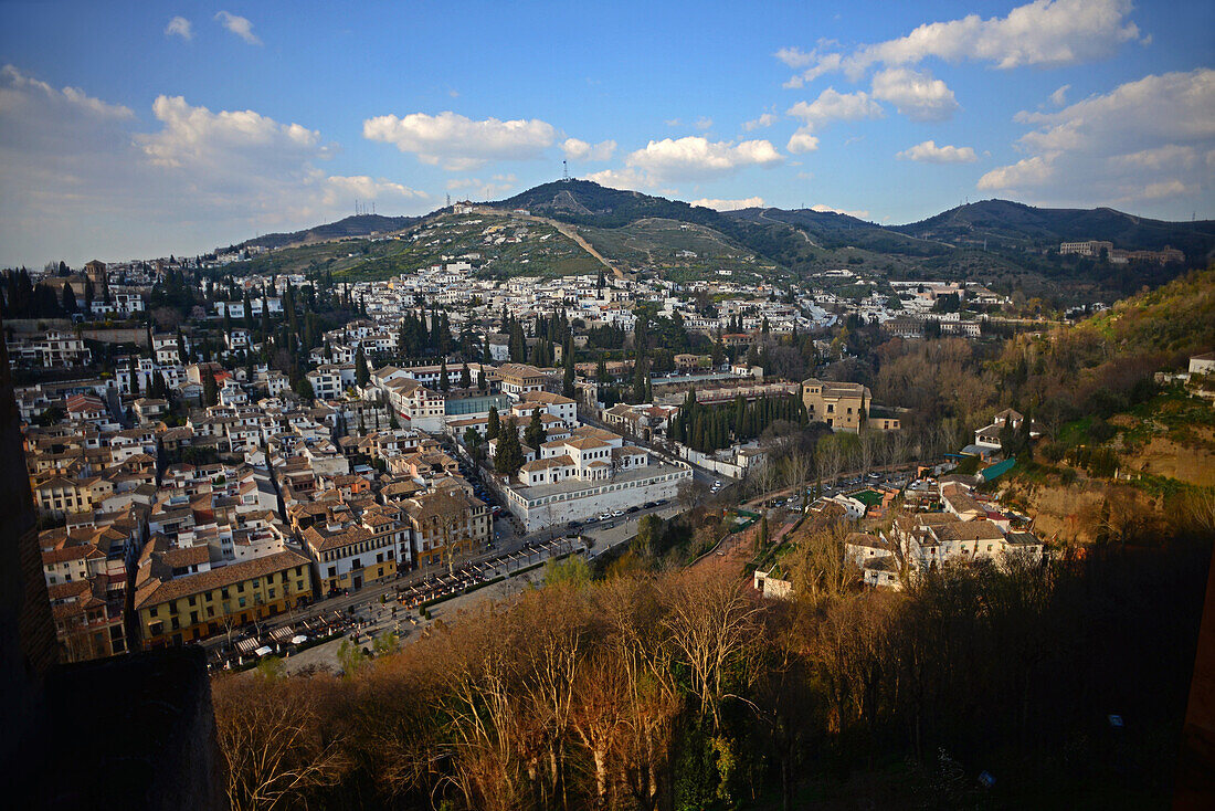 Blick auf Granada von den Nasridenpalästen in der Alhambra, einer Palast- und Festungsanlage in Granada, Andalusien, Spanien