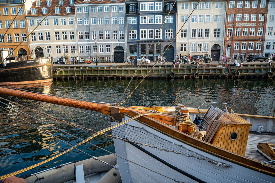 Bunte Fassade und alte Schiffe am Nyhavn-Kanal in Kopenhagen, Dänemark