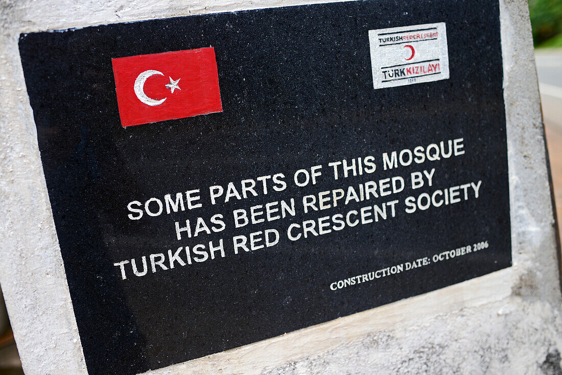 Schild, das darauf hinweist, dass eine Moschee von der Türkischen Gesellschaft des Roten Halbmonds repariert wurde, Weligama, Sri Lanka