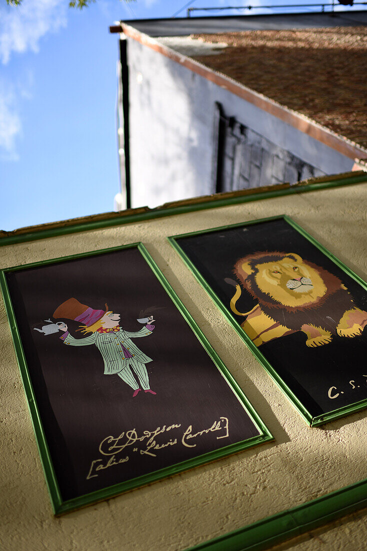 Literaturbezogene Kunstwerke an den Wänden von El Poblado, Medellin, Kolumbien