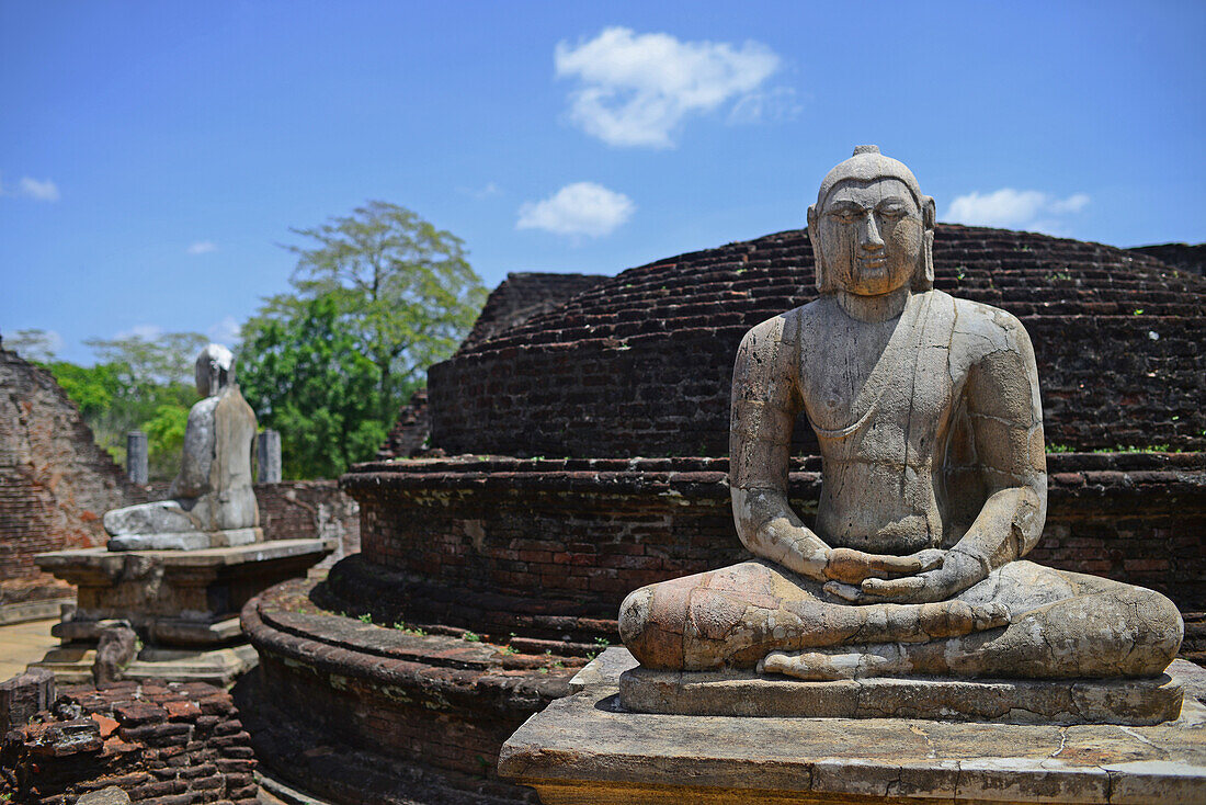 Das Vatadage, ein typisches rundes Reliquienhaus im heiligen Viereck der antiken Stadt Polonnaruwa, Sri Lanka