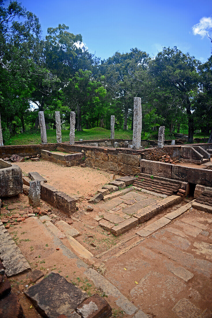 Hauptreflektorium in den Ruinen des Abhayagiriya-Komplexes, Anuradhapura, Sri Lanka