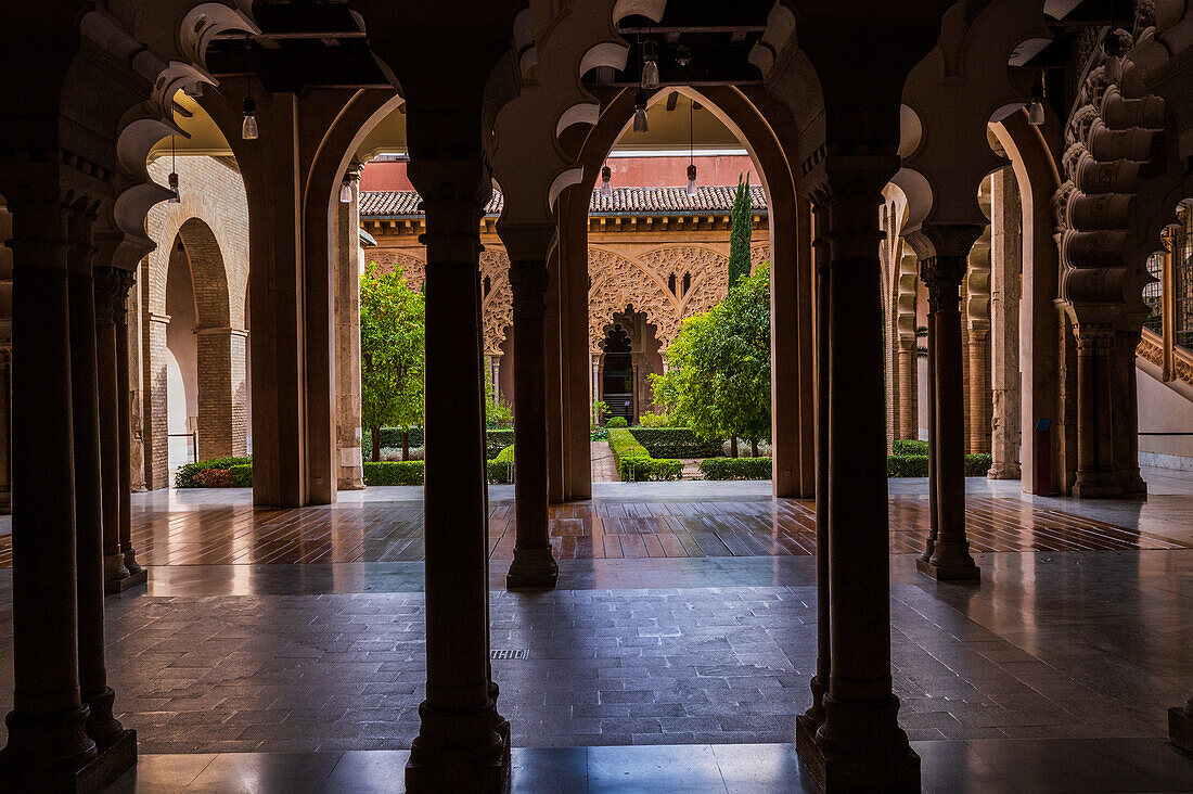 Der Aljaferia-Palast ist ein befestigter mittelalterlicher Palast, der in der zweiten Hälfte des 11. Jahrhunderts in der Taifa von Zaragoza in Al-Andalus, dem heutigen Zaragoza, Aragonien, Spanien, erbaut wurde