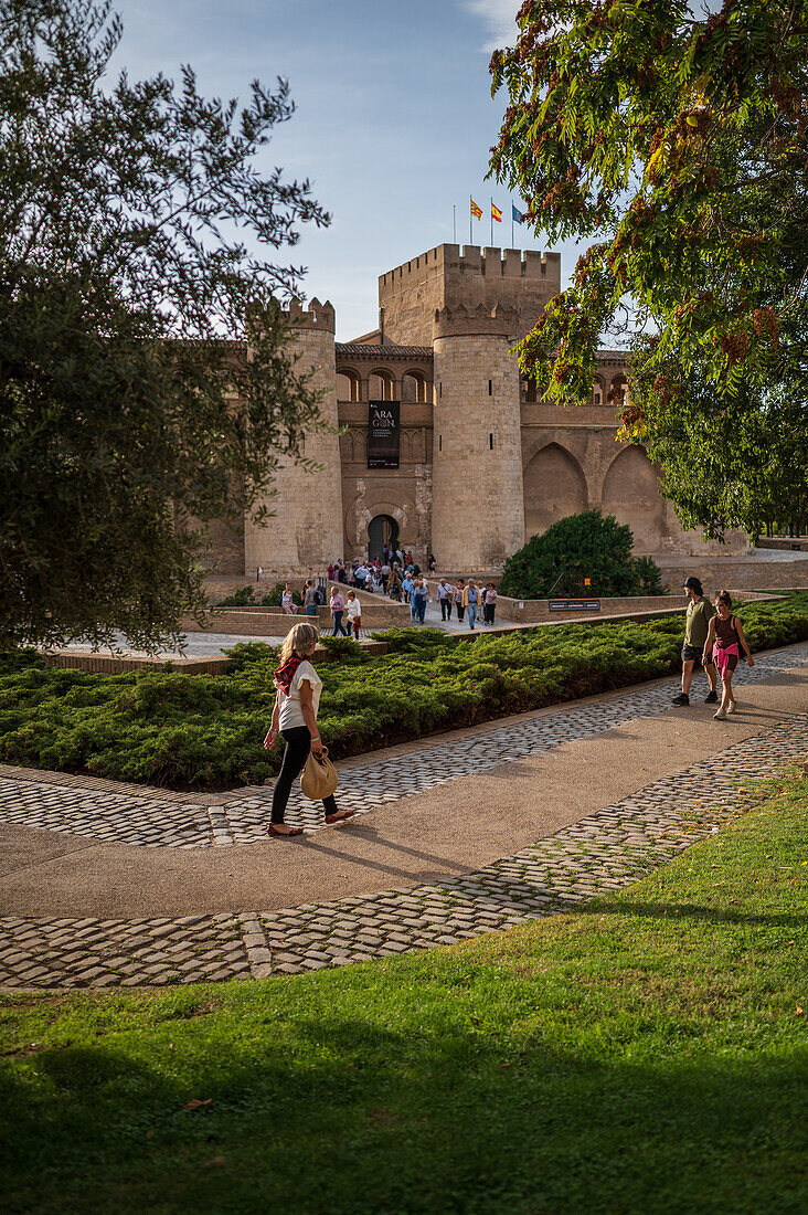 Der Aljaferia-Palast ist ein befestigter mittelalterlicher Palast, der in der zweiten Hälfte des 11. Jahrhunderts in der Taifa von Zaragoza in Al-Andalus, dem heutigen Zaragoza, Aragonien, Spanien, erbaut wurde