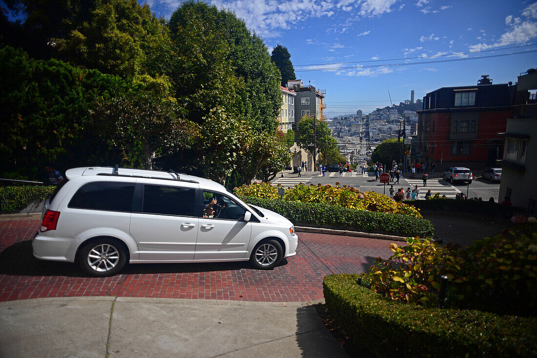 Beliebte Lombard Street in San Francisco, eine Straße zwischen Ost und West, die für einen steilen Block mit acht Haarnadelkurven bekannt ist