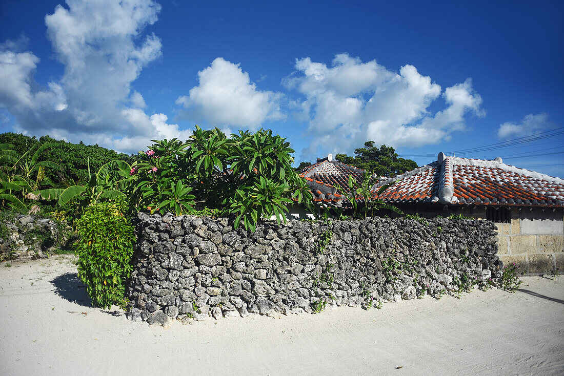 Die Insel Taketomi im Bezirk Yaeyama, Präfektur Okinawa, Japan