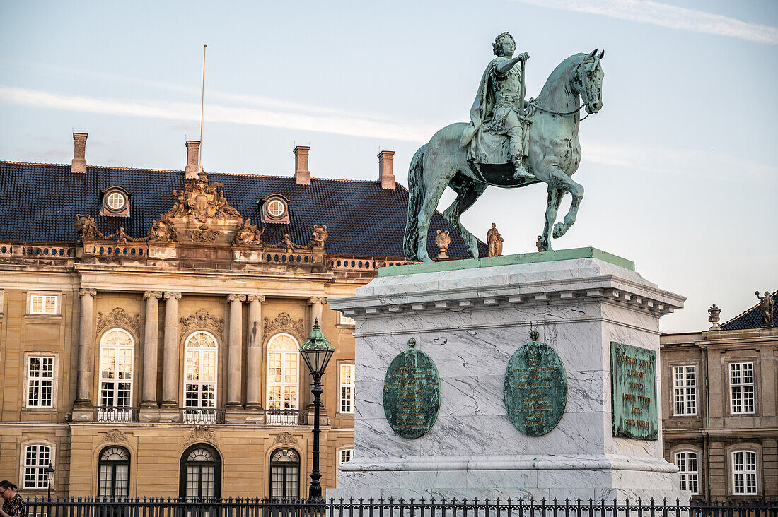 Skulptur von Friedrich V. von Dänemark im Schloss Amalienborg in Kopenhagen Dänemark