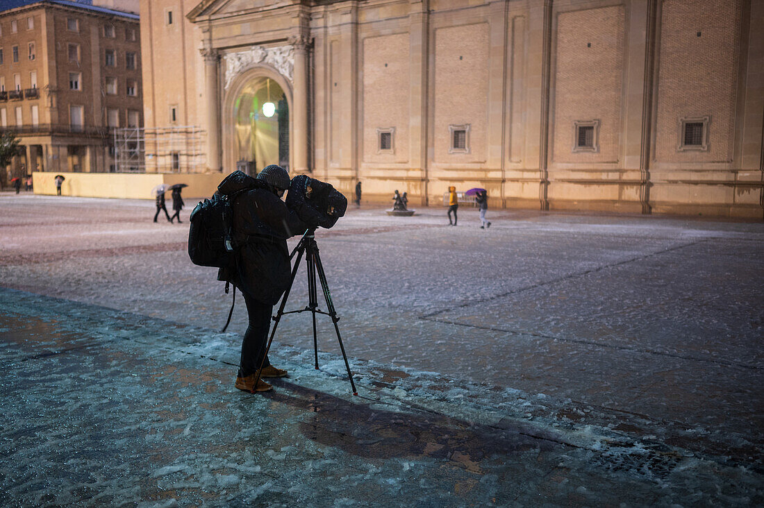 Schneefall über der Basilika El Pilar während des Sturms Juan in Zaragoza, Spanien