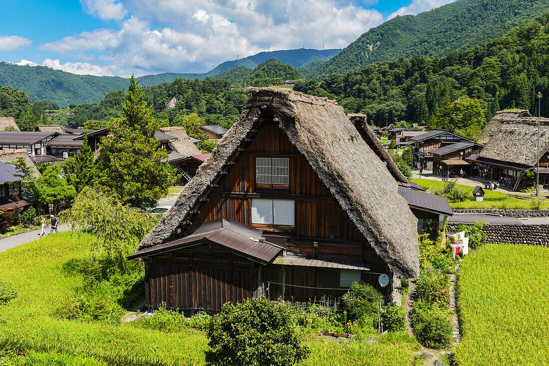 Shirakawa-go, traditionelles Dorf, das einen als gassho-zukuri bekannten Baustil zeigt, Präfektur Gifu, Japan