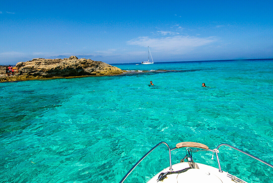 Pärchen beim Schwimmen auf Formentera, Aufnahme von einer Yacht aus