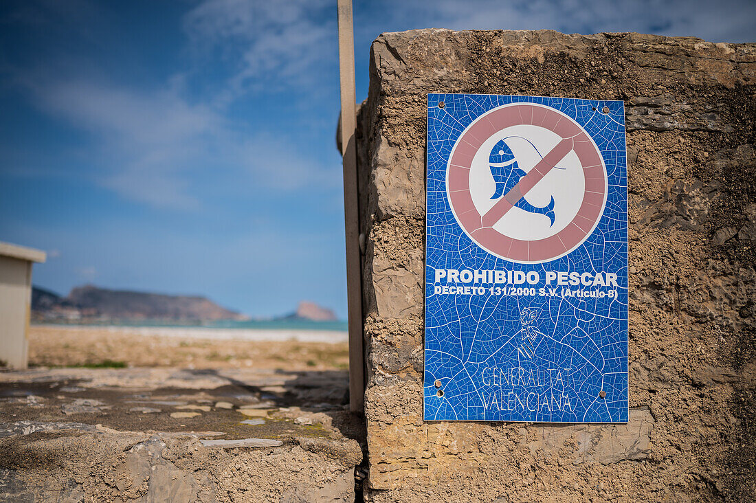 Schild "Angeln verboten" in Altea, Alicante, Spanien
