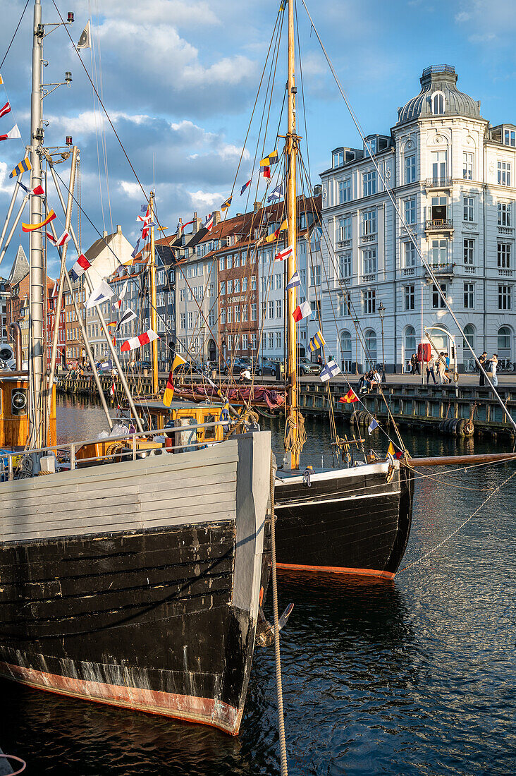 Bunte Fassade und alte Schiffe am Nyhavn-Kanal in Kopenhagen, Dänemark