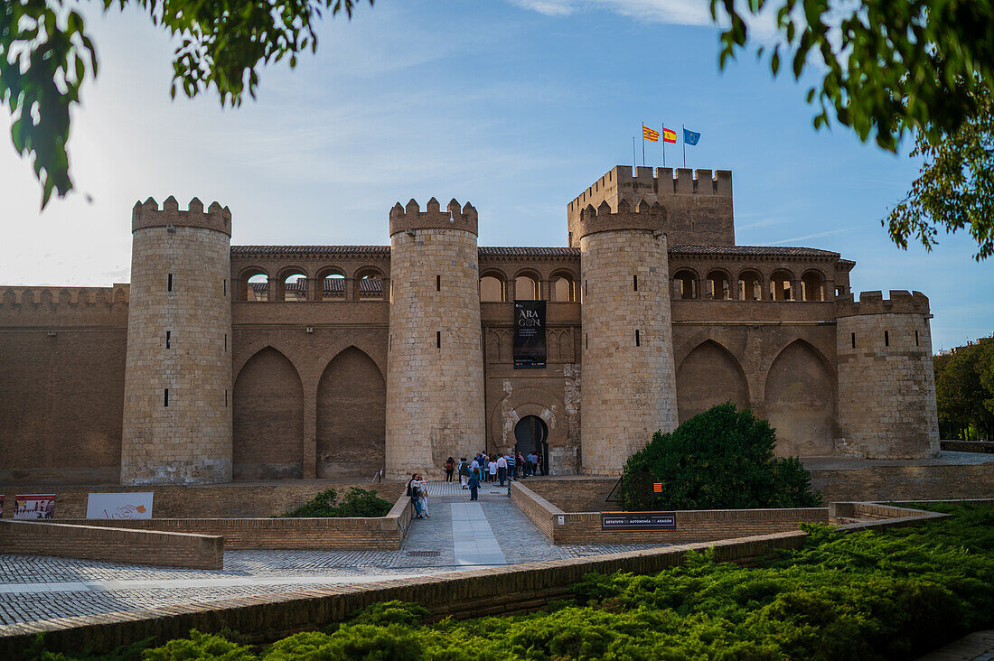 Der Aljaferia-Palast ist ein befestigter mittelalterlicher Palast, der in der zweiten Hälfte des 11. Jahrhunderts in der Taifa von Zaragoza in Al-Andalus, dem heutigen Zaragoza, Aragonien, Spanien, erbaut wurde