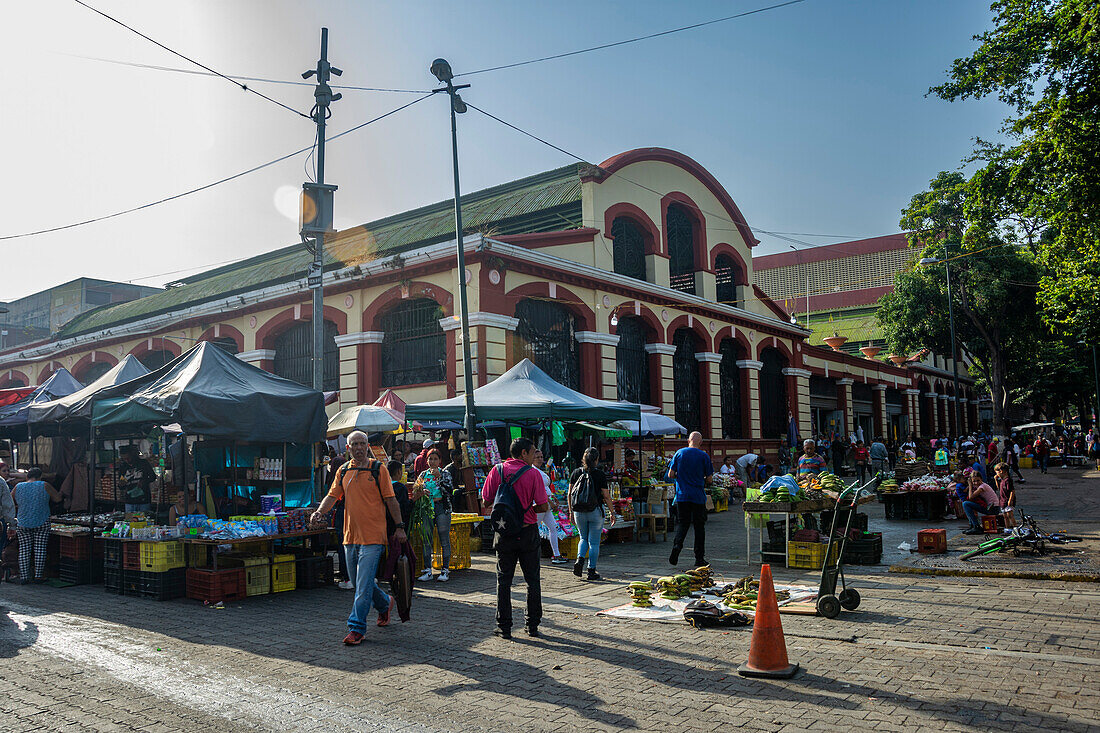 Der Boulevard de Catia ist ein öffentlicher Raum, der nur von Fußgängern genutzt wird, mit Geschäften, einem beliebten Markt und informellen Händlern. Er befindet sich in Catia, Stadtbezirk Libertador, westlich von Caracas, Venezuela