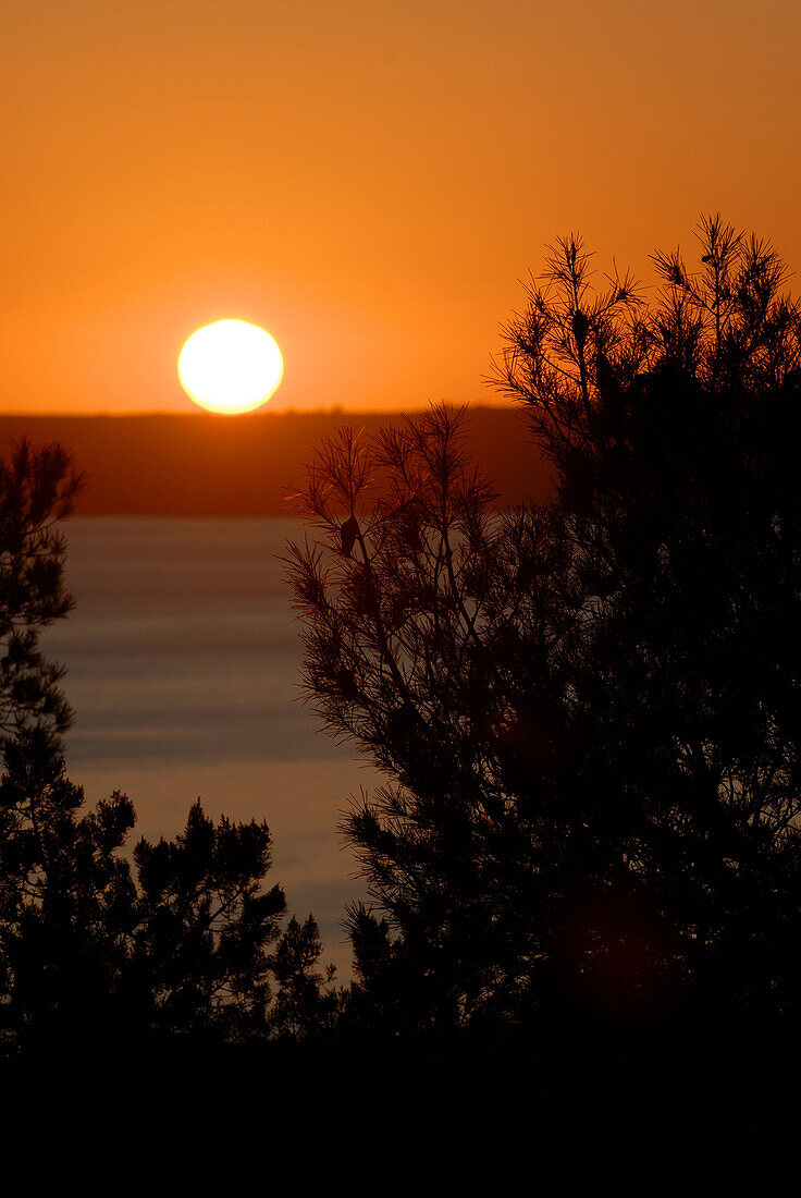 Blick bei Sonnenuntergang auf Es Vedra und einen Teil von Formentera von La Mola aus