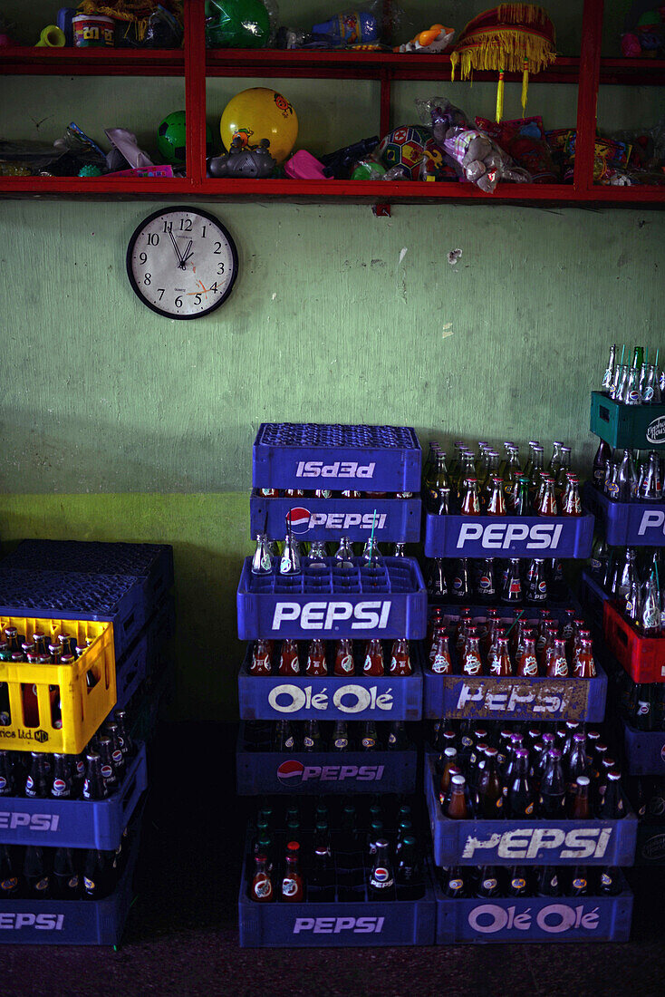 Sodaflaschen, Uhr und andere Gegenstände im Bahnhofsrestaurant, Sri Lanka