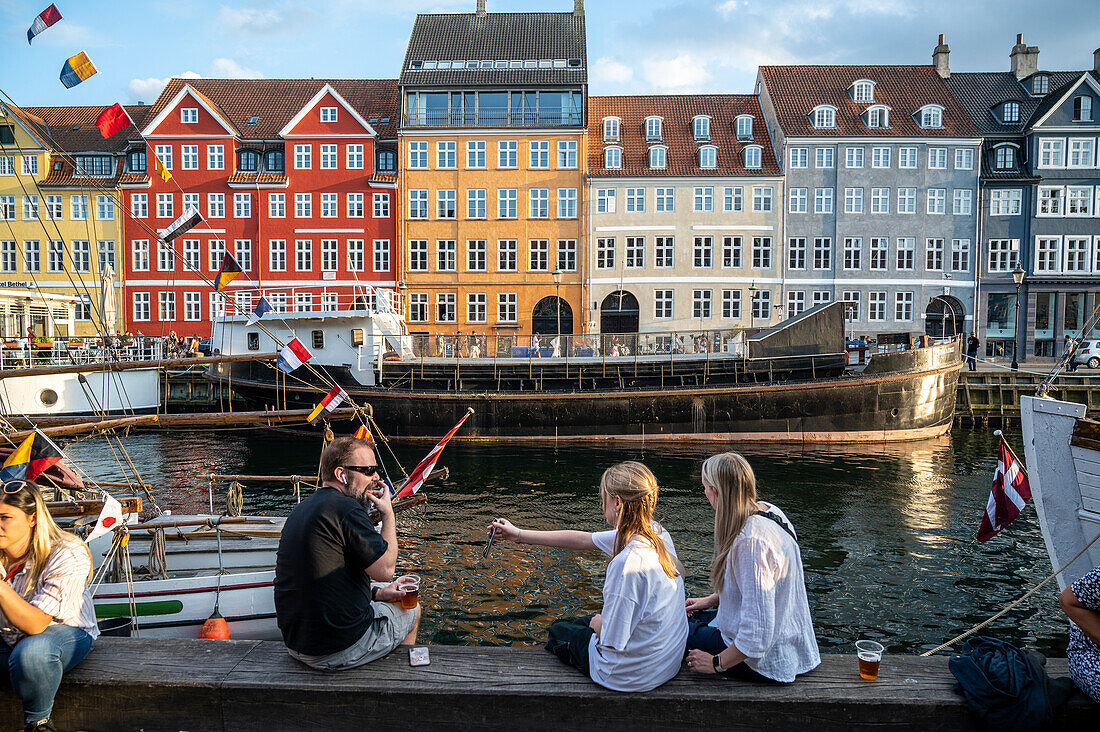 Bunte Fassade und alte Schiffe am Nyhavn-Kanal in Kopenhagen, Dänemark