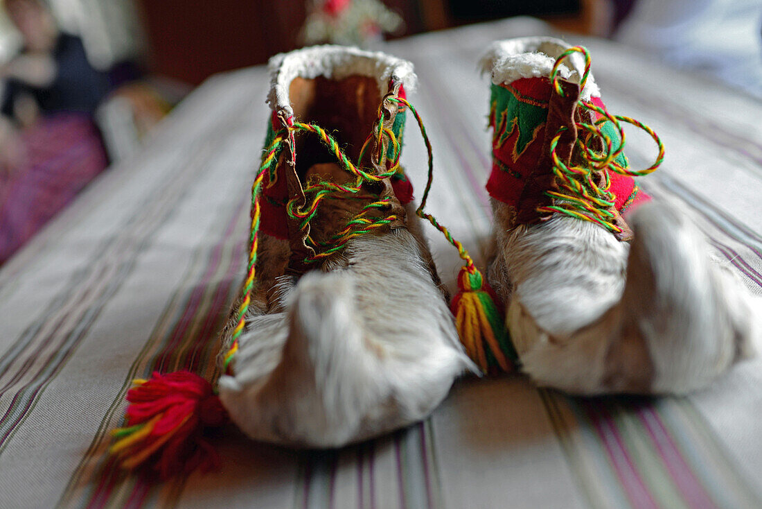 Traditionelle handgefertigte Schuhe aus Pelz, S?mi. Im Haus von Tuula Airamo, einer S?mi-Nachfahrin und Rentierzüchterin, am Muttus-See. Inari, Lappland, Finnland