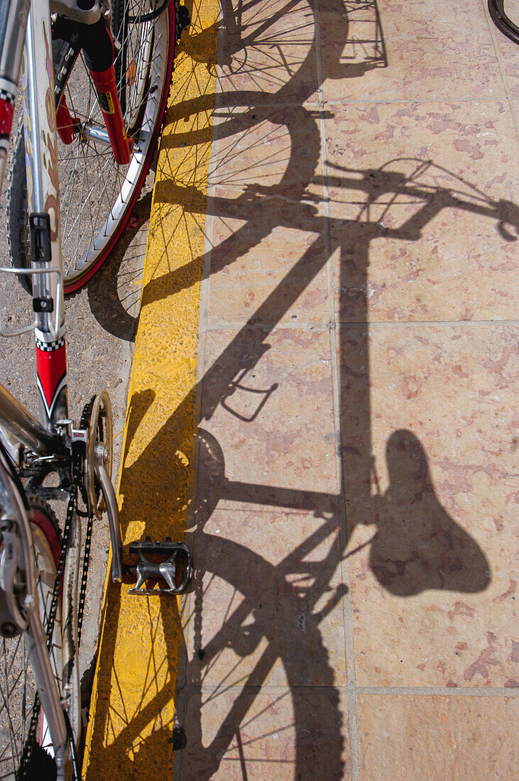 Fahrrad und sein Schatten in Formentera, Balearische Inseln, Spanien