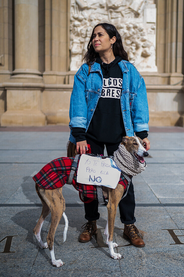 Tausende von Menschen demonstrieren in Spanien, um ein Ende der Jagd mit Hunden zu fordern, Zaragoza, Spanien