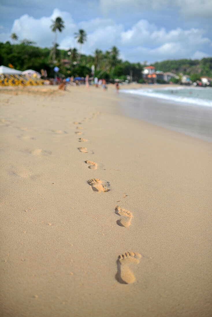 Fußabdrücke im Sand am Strand von Unawatuna, Sri Lanka